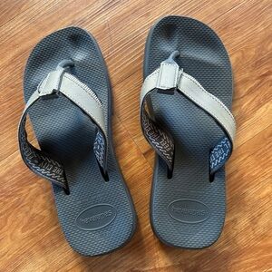 Men’s 9/10 Havaianas Black and Gray Sandals - New